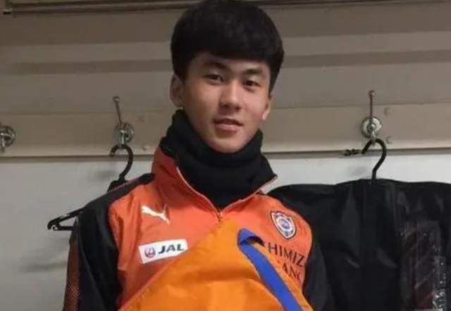 动漫女孩撒尿