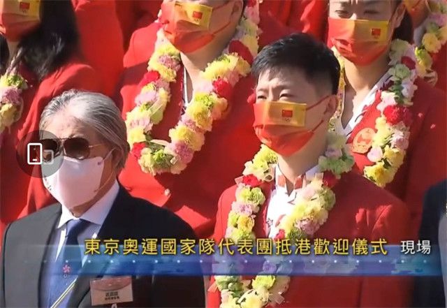 整体喝酒的女人